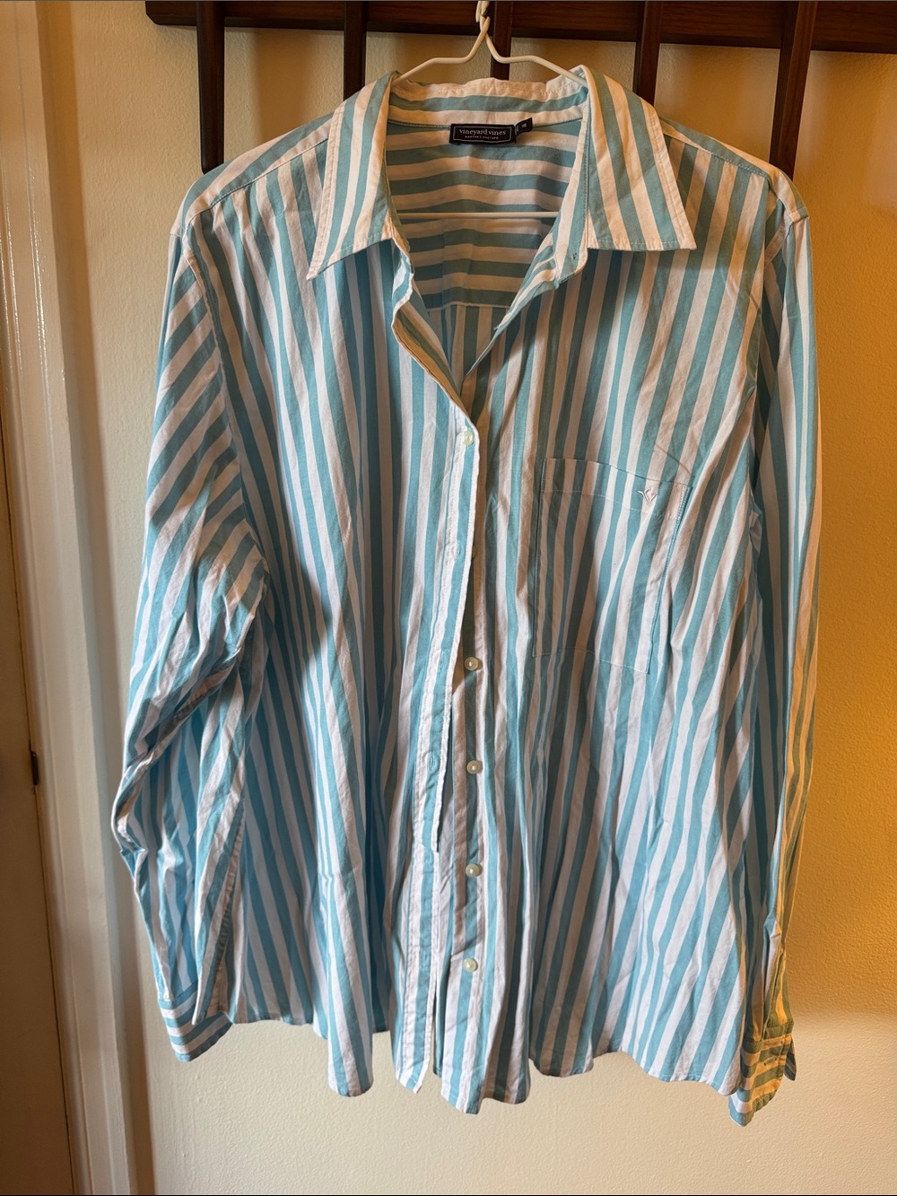 Vineyard Vines Blue & White Vertical Stripe Button Up Shirt women’s